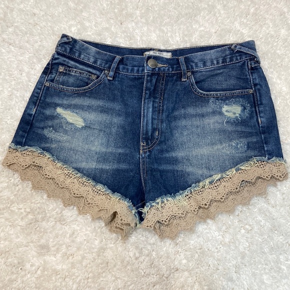 💙Free People Distressed Crochet Lace Trim Denim Short - Picture 2 of 9